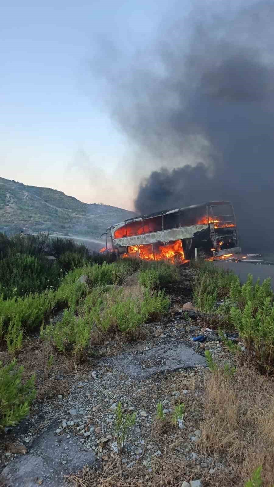 Antalya’da Yanan Yolcu Otobüsü Hurdaya Döndü