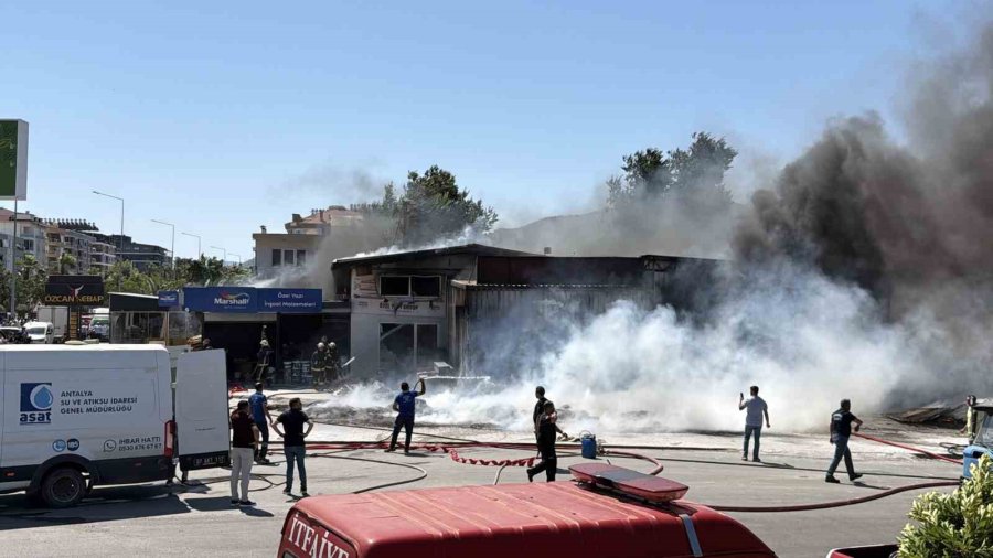Gazipaşa’da İnşaat Malzemeleri Deposunda Yangın