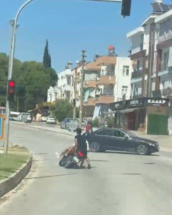 Tehlikeli Hareketlerle Motosikleti Süren Sürücü Ve Arkasındaki Yolcunun Düşme Anı Kameraya Yansıdı