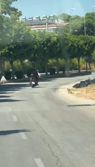 Tehlikeli Hareketlerle Motosikleti Süren Sürücü Ve Arkasındaki Yolcunun Düşme Anı Kameraya Yansıdı