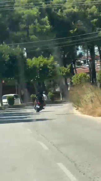 Tehlikeli Hareketlerle Motosikleti Süren Sürücü Ve Arkasındaki Yolcunun Düşme Anı Kameraya Yansıdı