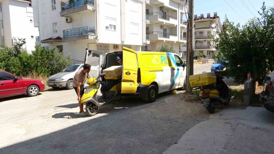 Aşırı Sıcaktan Etkilenen Postacı Motosikletiyle Aydınlatma Direğine Çarptı
