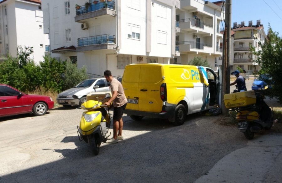 Aşırı Sıcaktan Etkilenen Postacı Motosikletiyle Aydınlatma Direğine Çarptı
