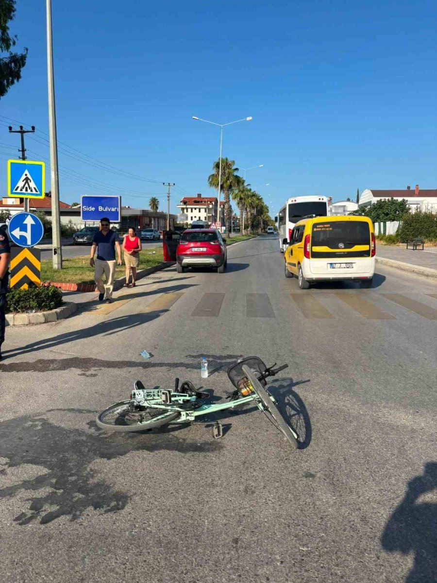 Otomobil İle Çarpışan Bisikletteki Anne Ve Kızı Yaralandı