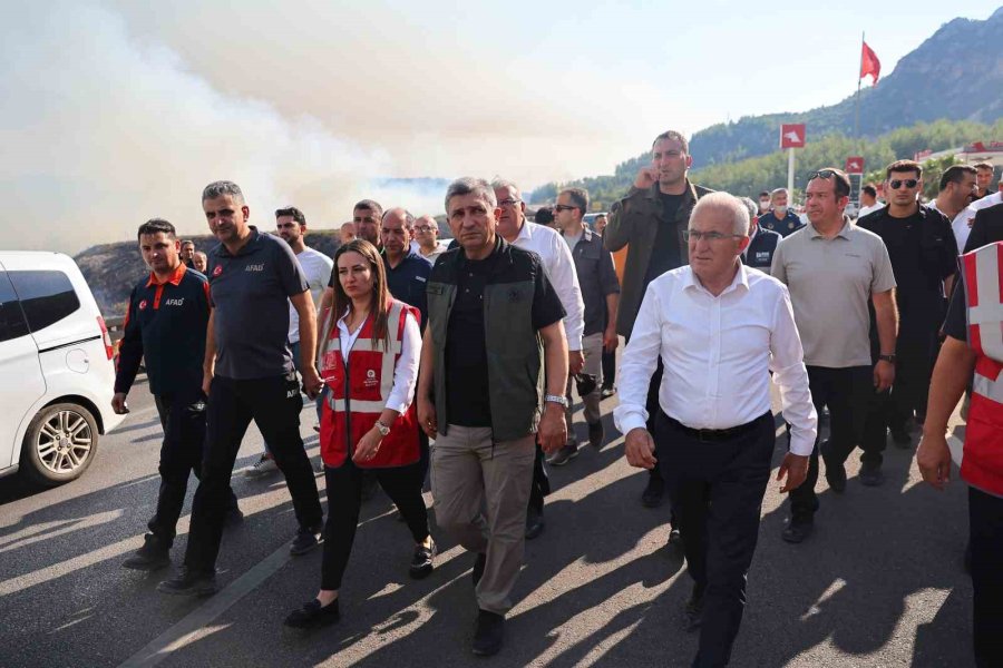 Antalya Büyükşehir Ekipleri Orman Yangınlarını Söndürmek İçin Seferber Oldu