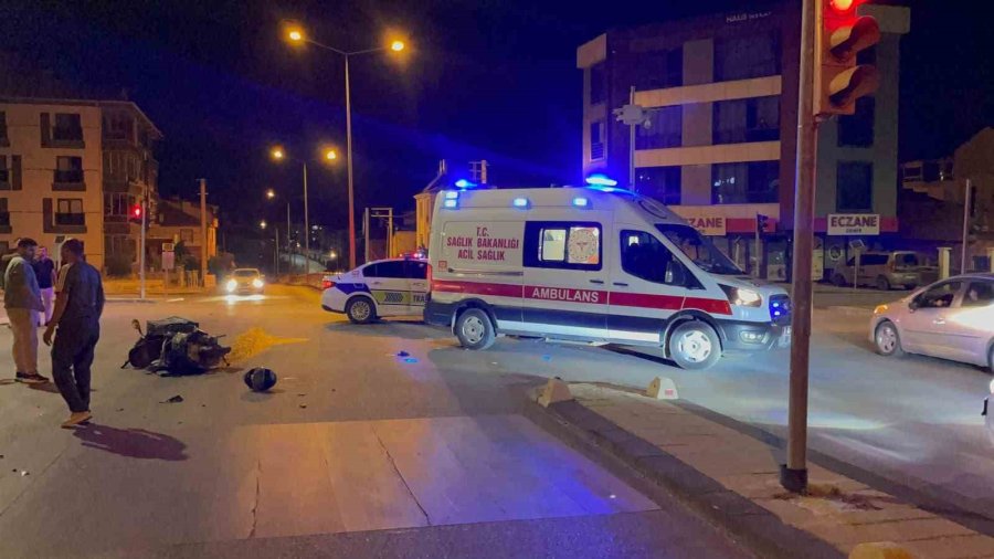 Otomobille Motosiklet Çarpıştı: 1 Ağır Yaralı