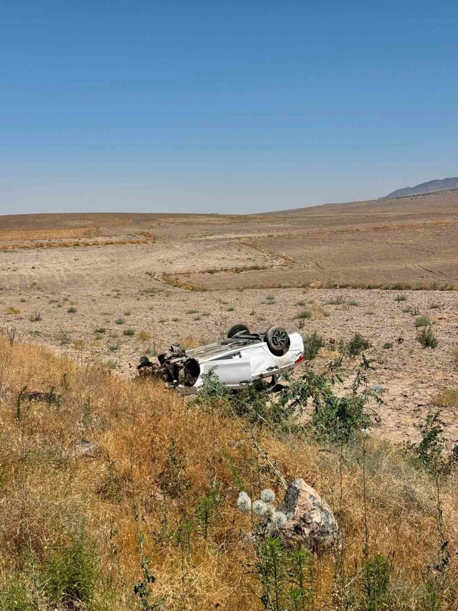 Bariyerlere Çarpan Otomobil Takla Attı: 5 Yaralı