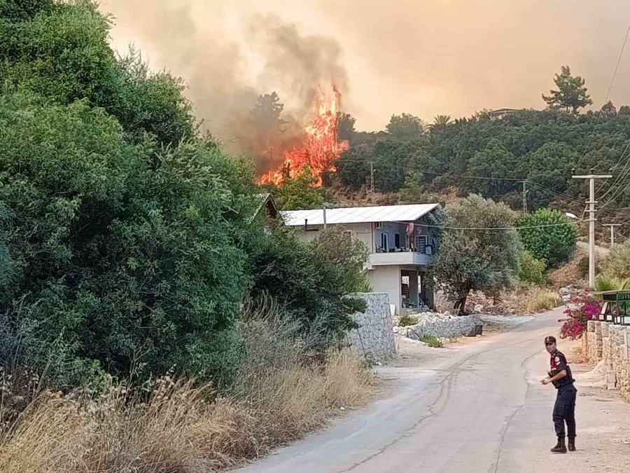 Kumluca’daki Orman Yangınına Ekiplerin Müdahalesi Devam Ediyor