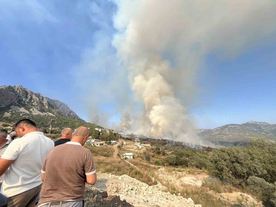 Kumluca’daki Orman Yangınına Ekiplerin Müdahalesi Devam Ediyor