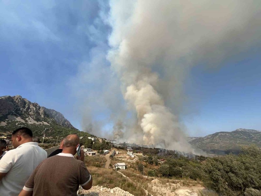 Kumluca’daki Orman Yangınına Ekiplerin Müdahalesi Devam Ediyor