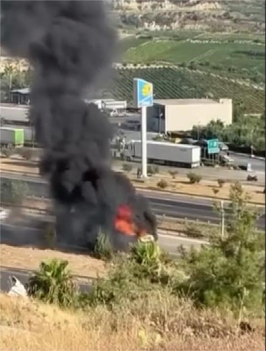Mersin’de 24 Ton Çikolata Yüklü Tır Yandı