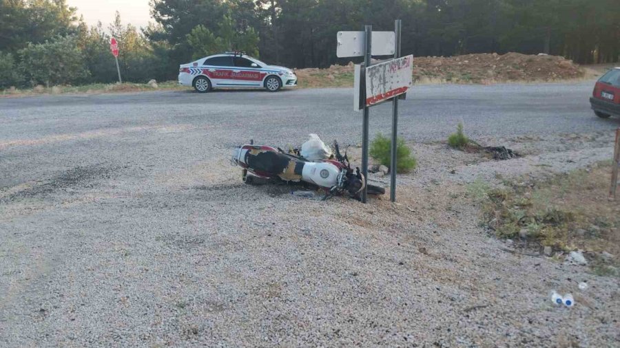Motosiklet Otomobile Çarptı: 2 Yaralı
