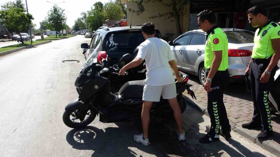 Otomobille Çarpıştı, Motosikletiyle Birlikte Metrelerce Sürüklendi