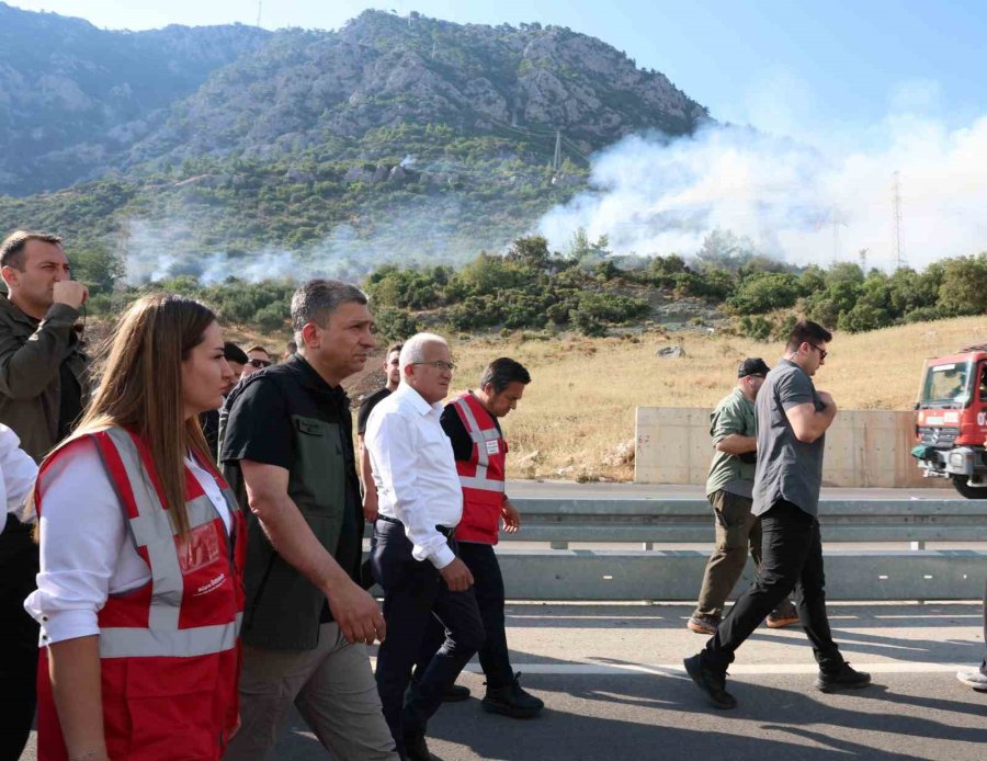 Antalya Büyükşehir Ekipleri Orman Yangınlarını Söndürmek İçin Seferber Oldu