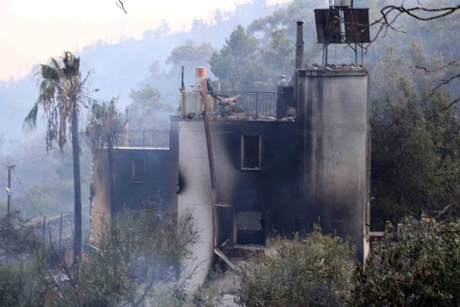 Kumluca’daki Orman Yangınında 10 Ev Kullanılamaz Hale Geldi: Yangına Evinde Yakalananlar O Anları Anlattı