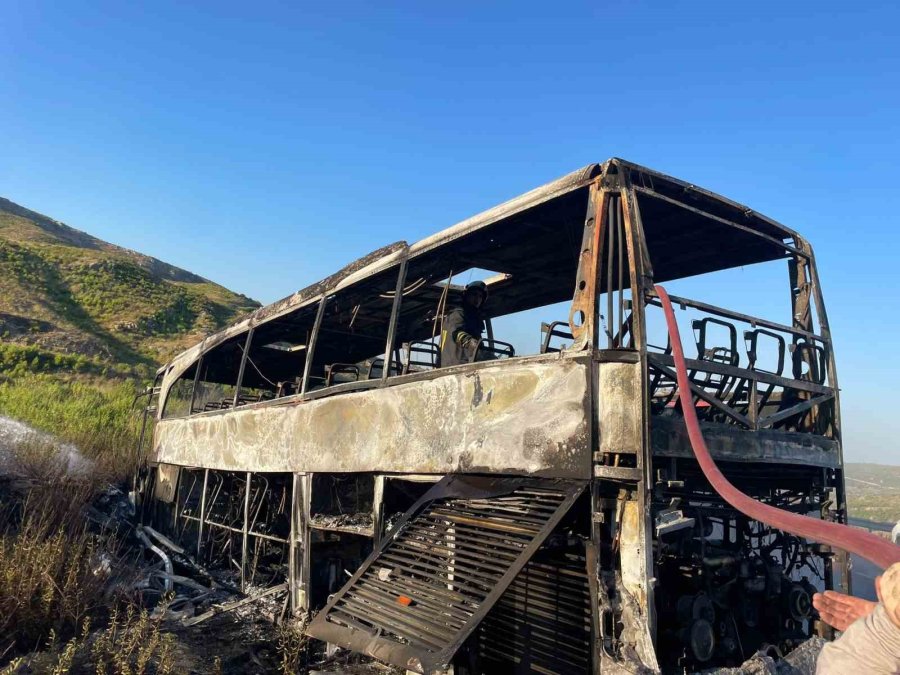 Antalya’da Yanan Yolcu Otobüsü Hurdaya Döndü