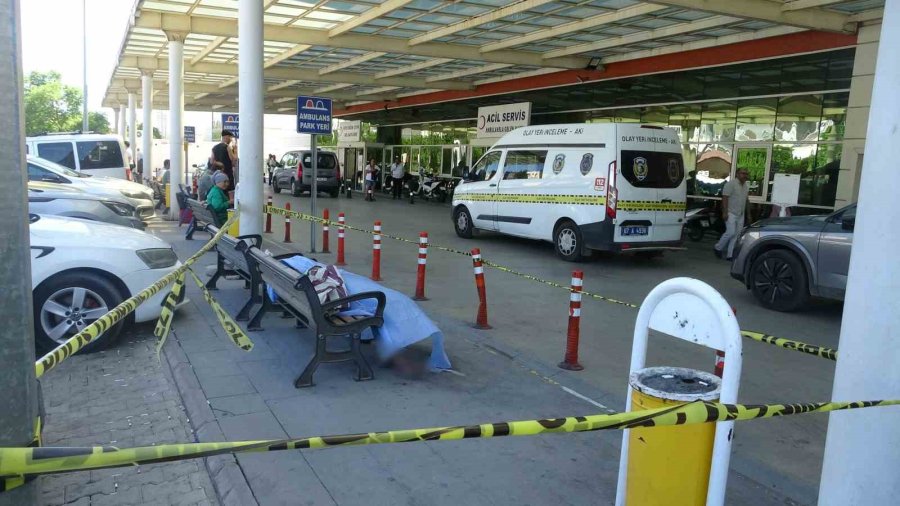 Hastane Çevresinde Yaşayan Evsiz Şahsın Bankta Cansız Bedeni Bulundu