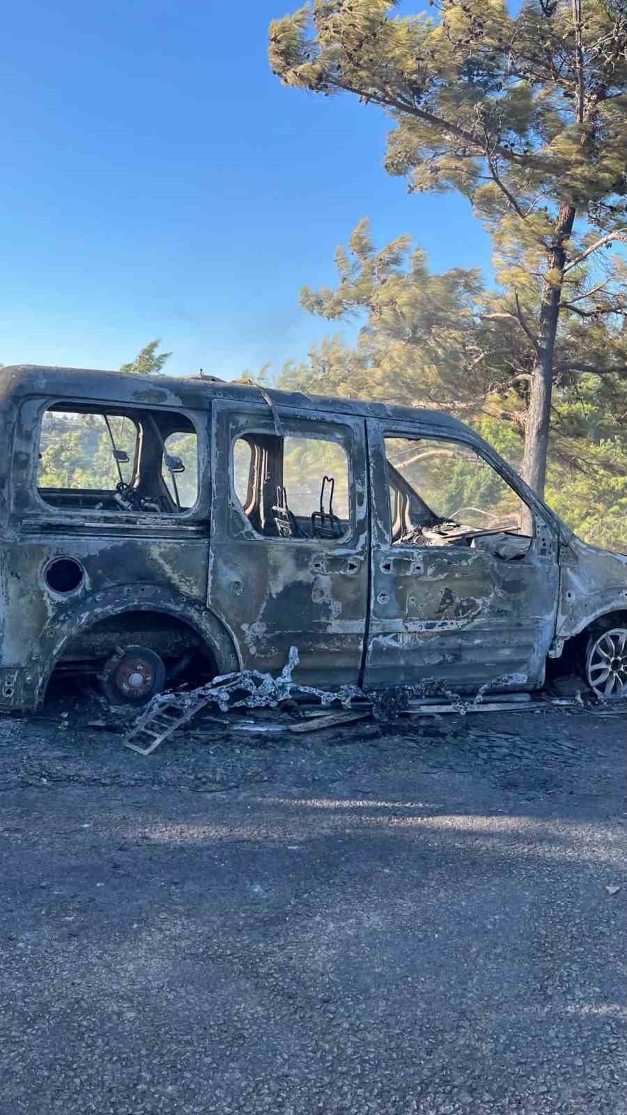 Alanya’da Çalılık Alanda Çıkan Yangında Bir Araç Ve Ev Hasar Gördü