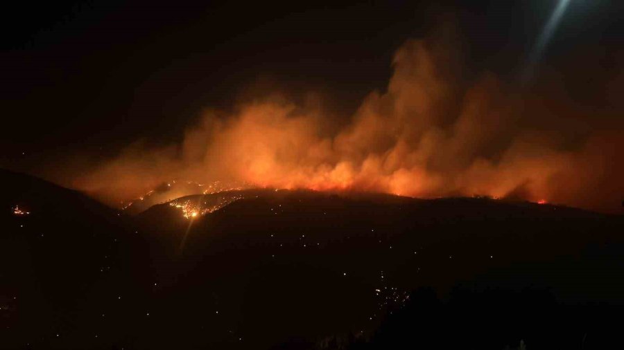 Alanya’daki Orman Yangınına Gece Saatlerinde Müdahale Sürüyor