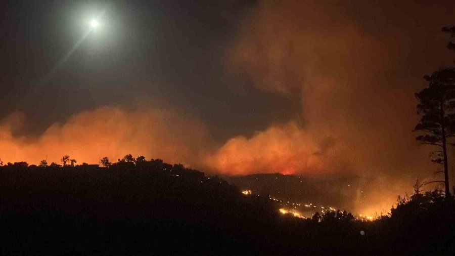Alanya’daki Orman Yangınına Gece Saatlerinde Müdahale Sürüyor