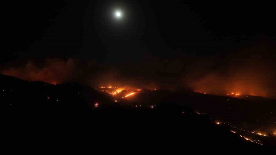 Alanya’daki Orman Yangınına Gece Saatlerinde Müdahale Sürüyor