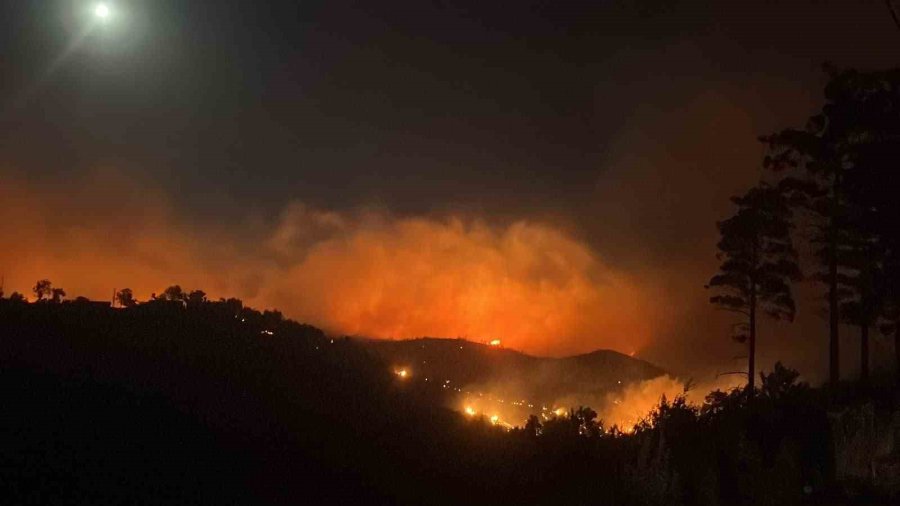 Alanya’daki Orman Yangınına Gece Saatlerinde Müdahale Sürüyor