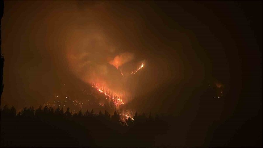 Alanya’daki Orman Yangınına Gece Saatlerinde Müdahale Sürüyor