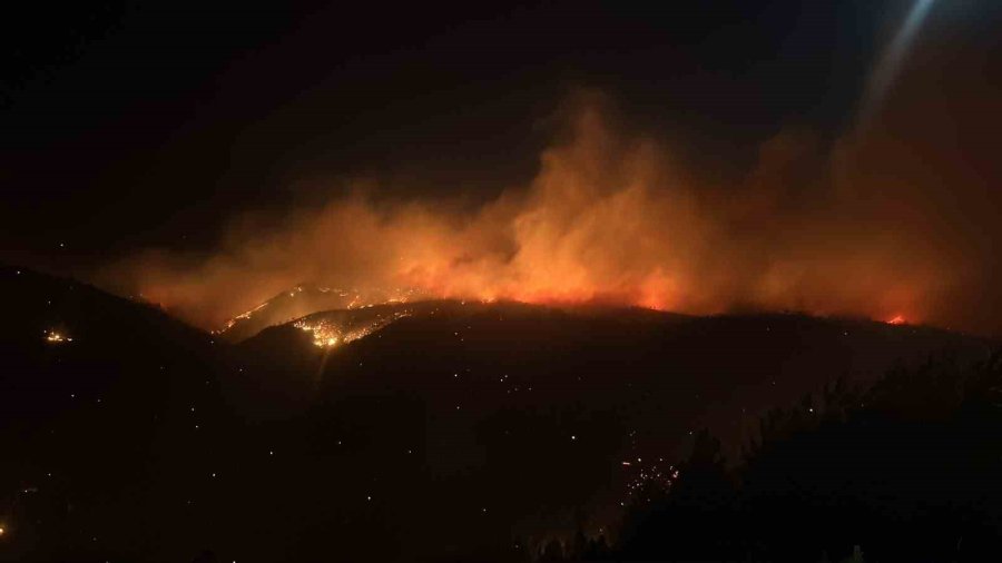 Alanya’daki Orman Yangınına Gece Saatlerinde Müdahale Sürüyor