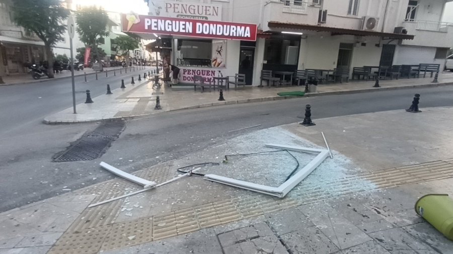 Şiddetli Rüzgarda Yerinden Kopan Pencere 5. Kattan Düştü