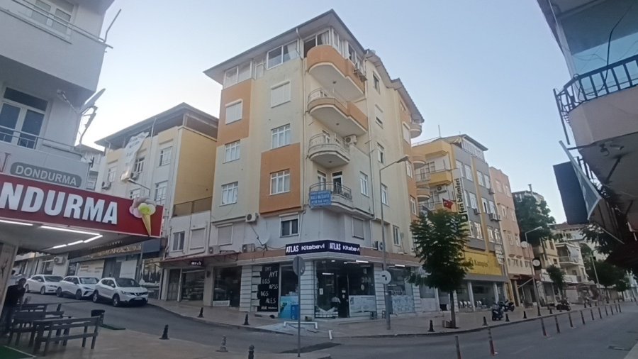 Şiddetli Rüzgarda Yerinden Kopan Pencere 5. Kattan Düştü