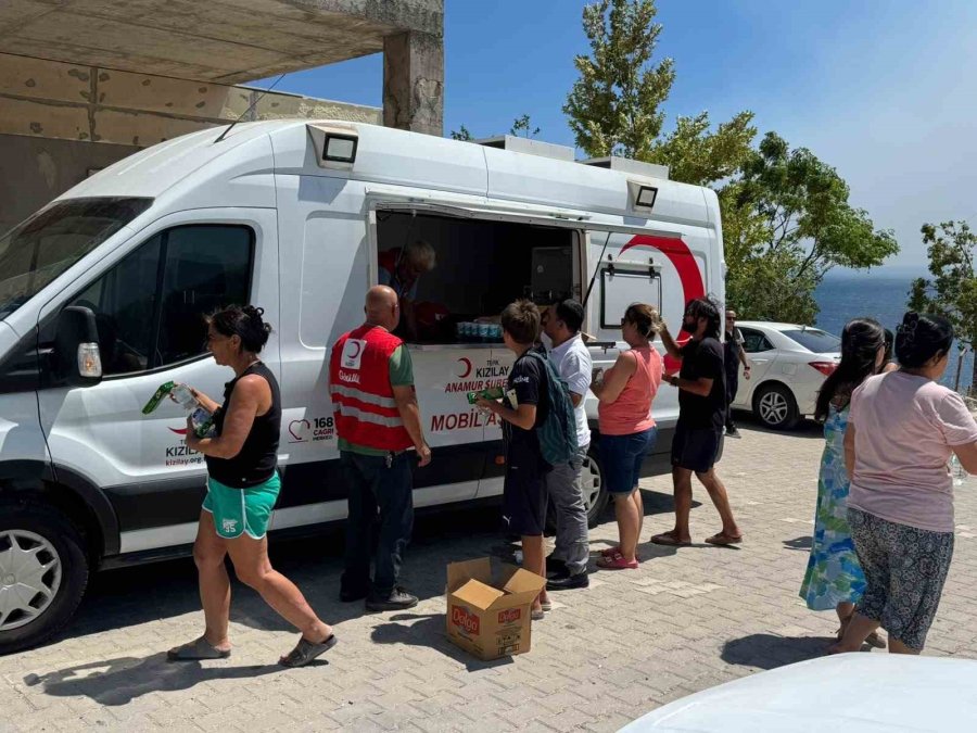Aydıncık’taki Orman Yangınında 80 Hane Tahliye Edildi