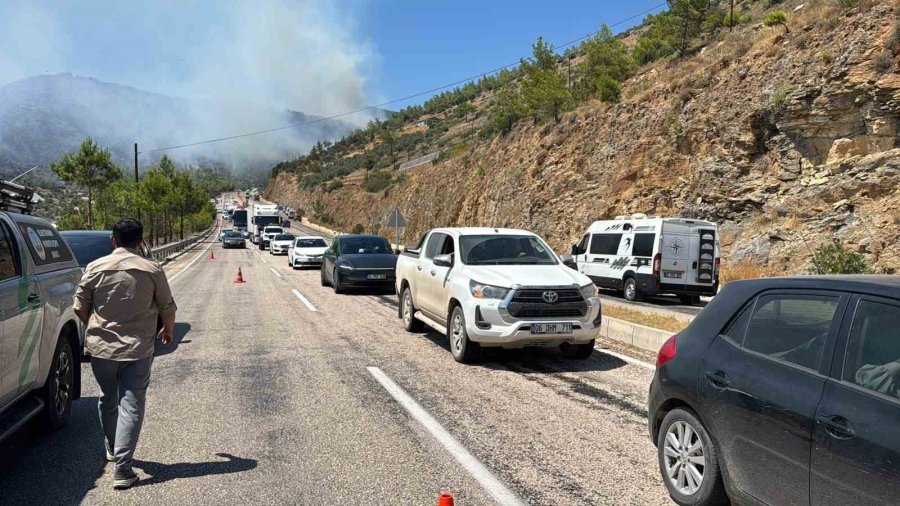 Aydıncık’taki Orman Yangınında 80 Hane Tahliye Edildi