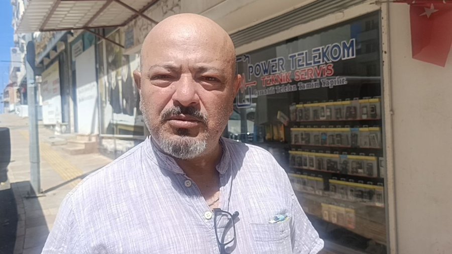 Şiddetli Rüzgarda Yerinden Kopan Pencere 5. Kattan Düştü