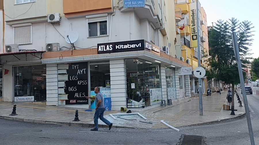 Şiddetli Rüzgarda Yerinden Kopan Pencere 5. Kattan Düştü