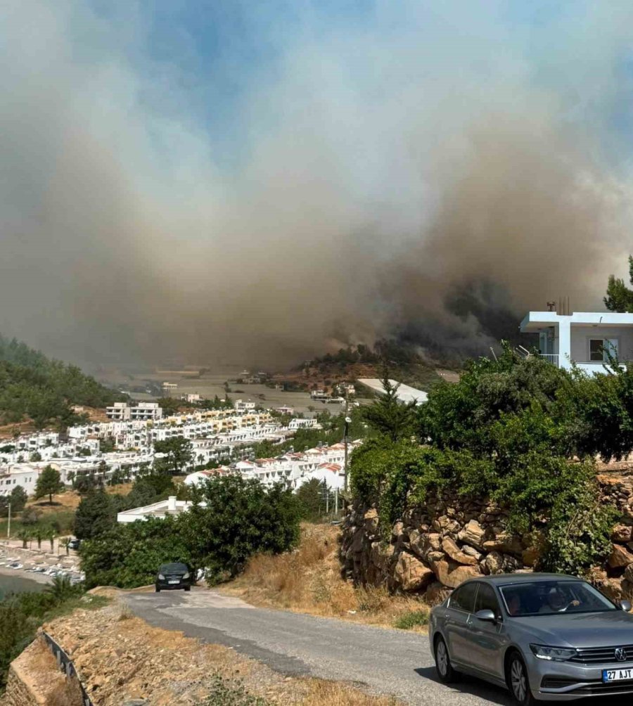 Mersin’de Alevlerin Yerleşim Yerlerine Sirayet Etmemesi İçin Ekipler Yoğun Çaba Harcıyor