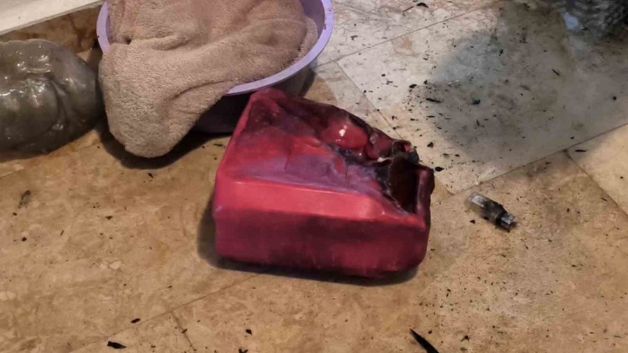 Tartıştığı Eski Kız Arkadaşının Daire Kapısını Benzinle Ateşe Verdi