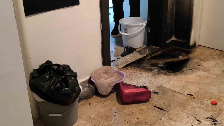 Tartıştığı Eski Kız Arkadaşının Daire Kapısını Benzinle Ateşe Verdi