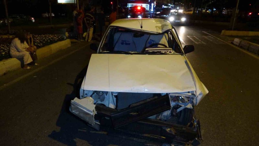 Antalya’da Motosiklet İle Tofaş Otomobil Çarpıştı: 2 Yaralı