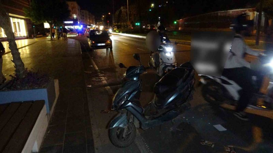 Antalya’da Motosiklet İle Tofaş Otomobil Çarpıştı: 2 Yaralı