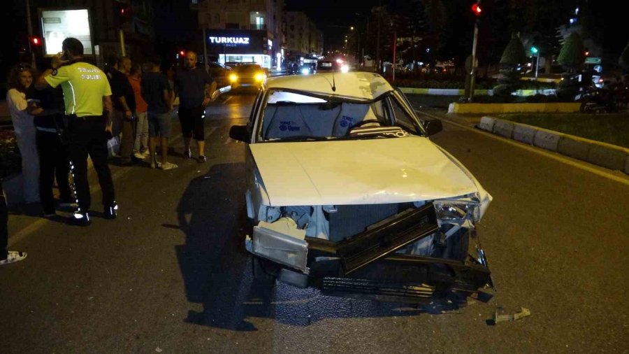 Antalya’da Motosiklet İle Tofaş Otomobil Çarpıştı: 2 Yaralı