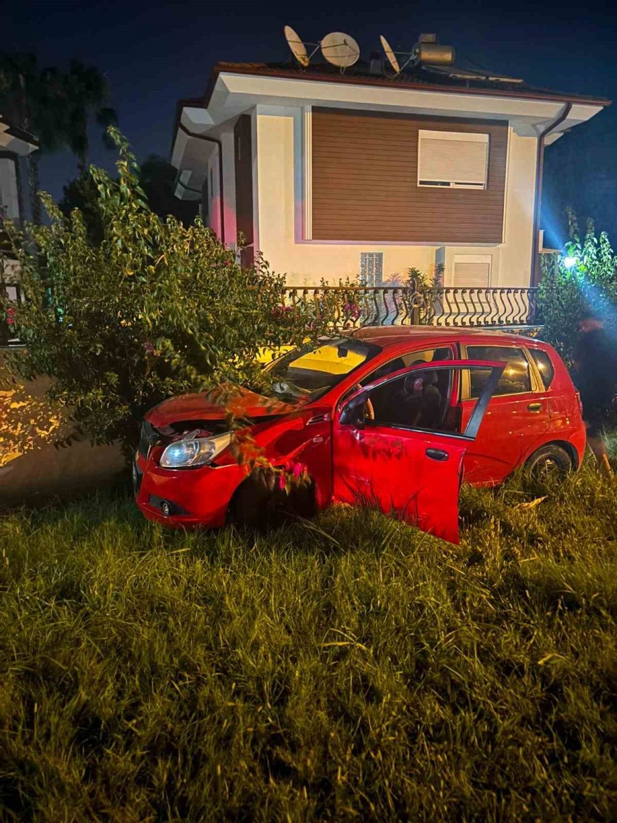 Manavgat’ta Önce Kamyona Ardından Site Duvarına Çarptı: 1’i Çocuk 4 Yaralı
