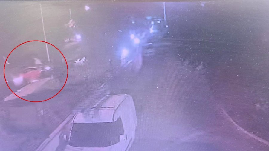 Manavgat’ta Önce Kamyona Ardından Site Duvarına Çarptı: 1’i Çocuk 4 Yaralı