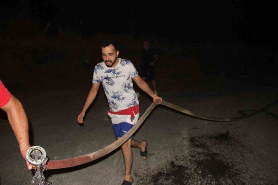 Antalya’da Otluk Alanda Çıkan Yangın Sera Ve Mezarlığa Sıçradı