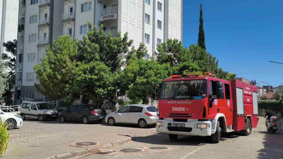 Tartıştığı Eski Kız Arkadaşının Daire Kapısını Benzinle Ateşe Verdi
