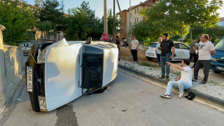Karaman’da Kaldırıma Çarpan Otomobil Yan Yattı: Kazada Sürücünün Burnu Bile Kanamadı