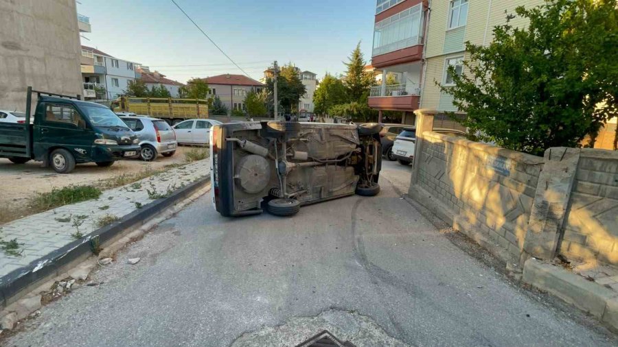 Karaman’da Kaldırıma Çarpan Otomobil Yan Yattı: Kazada Sürücünün Burnu Bile Kanamadı