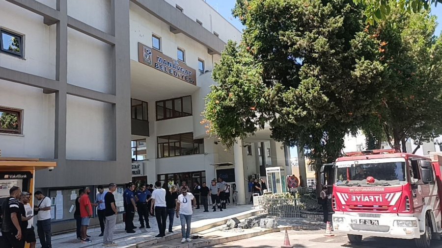 İşletme Sahibi 800 Bin Lira Ceza Yemesine Sebep Olan Ses Sistemini Belediye Önünde Benzin Döküp Yaktı