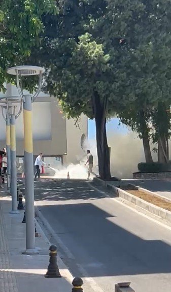 İşletme Sahibi 800 Bin Lira Ceza Yemesine Sebep Olan Ses Sistemini Belediye Önünde Benzin Döküp Yaktı