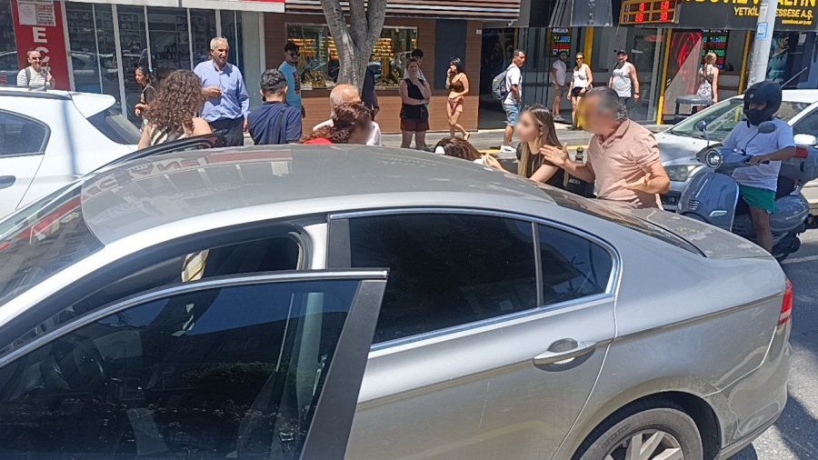 Yaya Geçidinde Çarpışma Sonrası Tansiyon Yükseldi: "yayaları Ezip Geçelim Mi?"