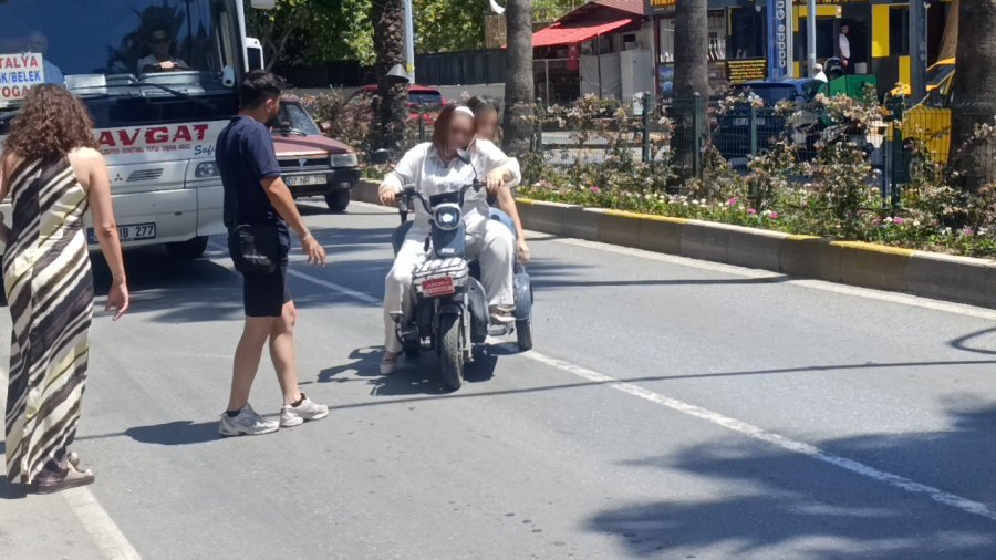 Yaya Geçidinde Çarpışma Sonrası Tansiyon Yükseldi: "yayaları Ezip Geçelim Mi?"